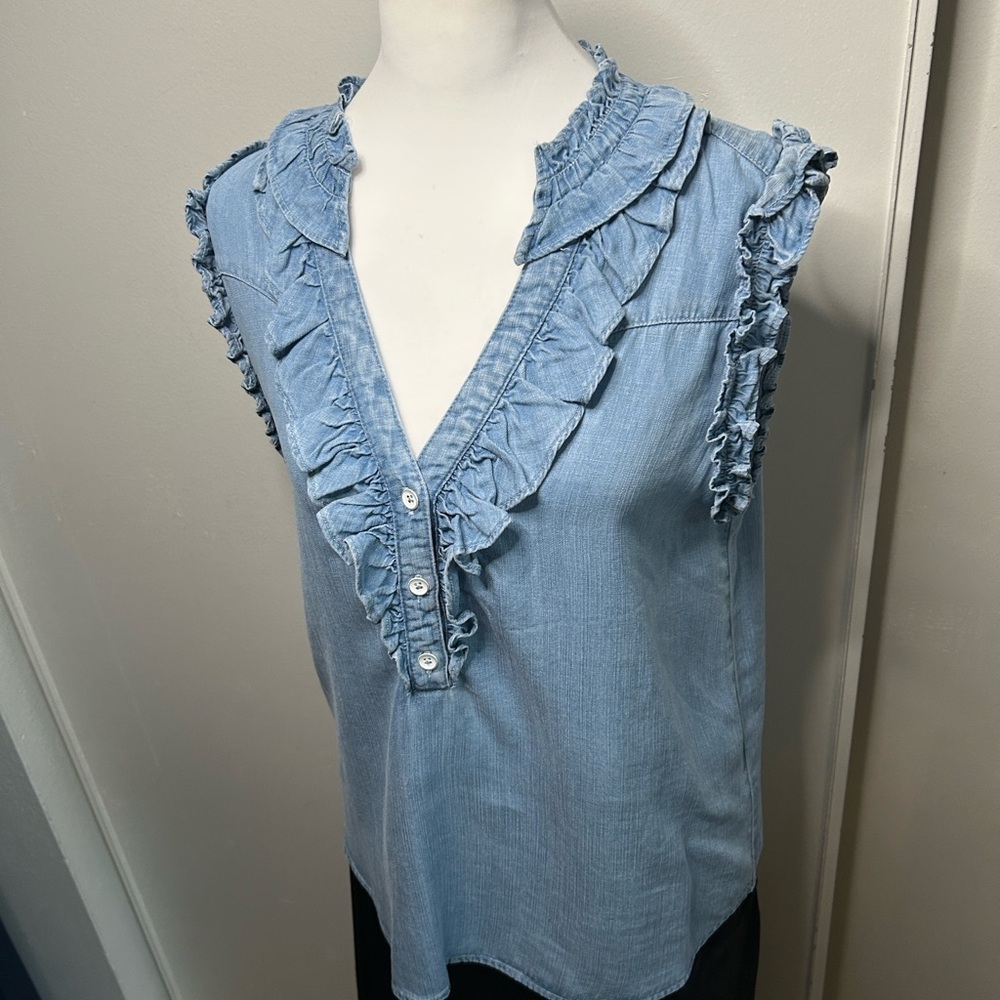 Wit & Wisdom New Light Blue Chambray Ruffled V-Cut Sleeveless Denim-Style Top - Picture 10 of 10